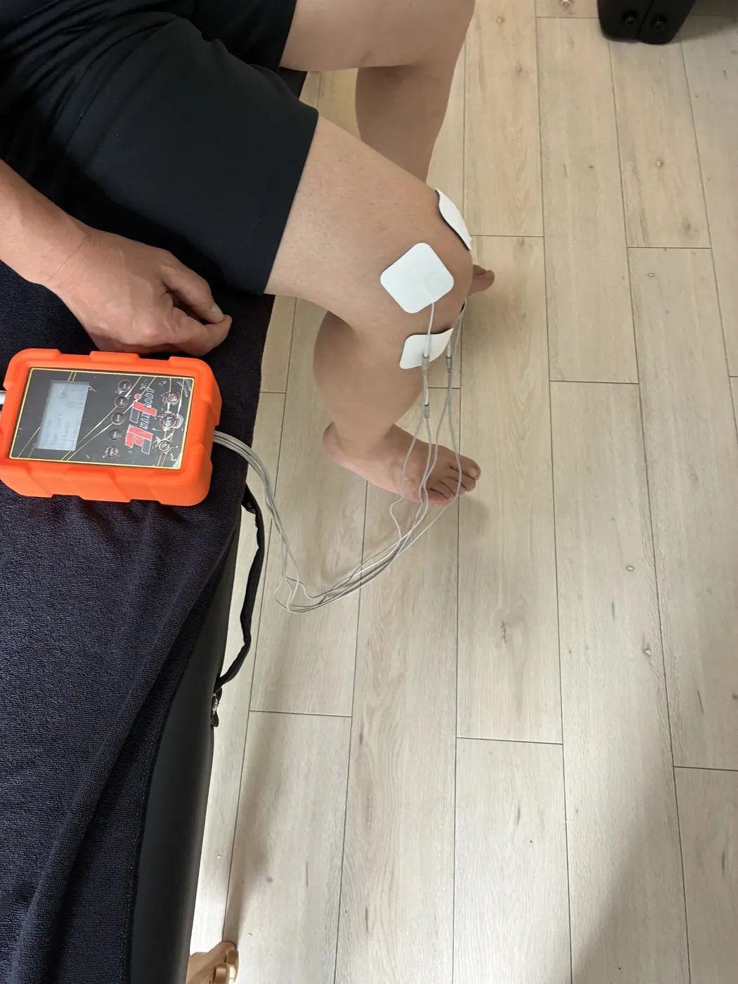 膝の外側から見たMAXBODYの電極パッドと機器